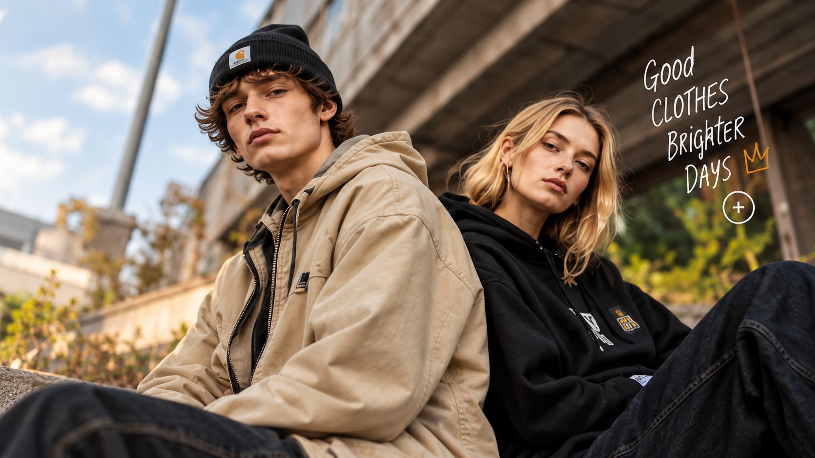Zwei Personen in Streetwear auf einer Treppe in der Stadt