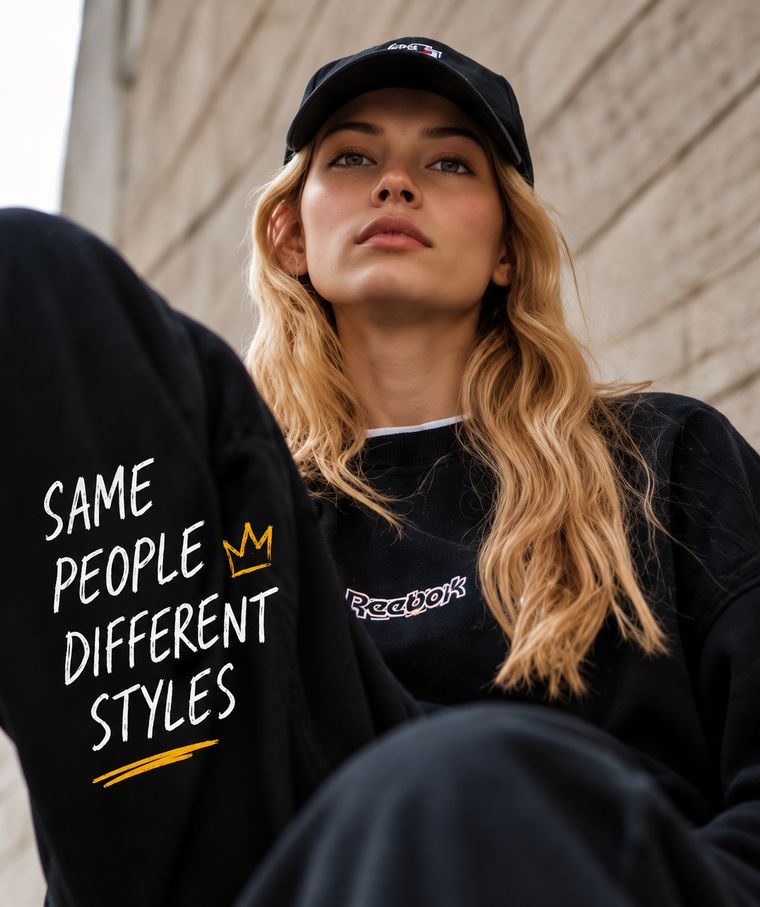 Junge Frau in schwarzem Sweatshirt und Cap